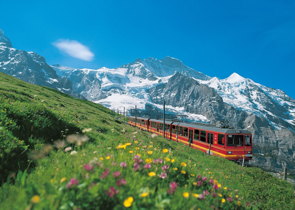 Insight Vacations Jungfraubahn vor der Jungfraubahn