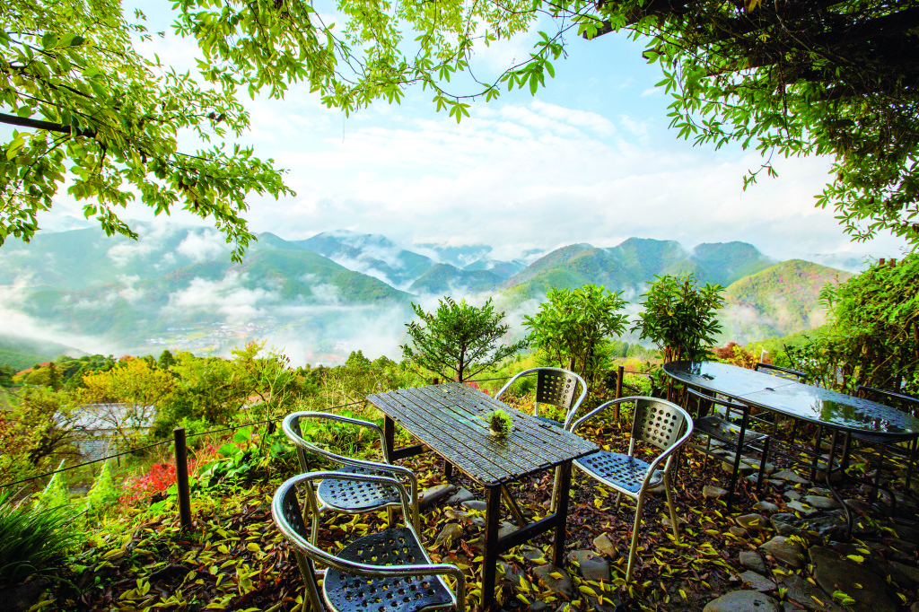 CountryWalkers.Japan.LunchWithView