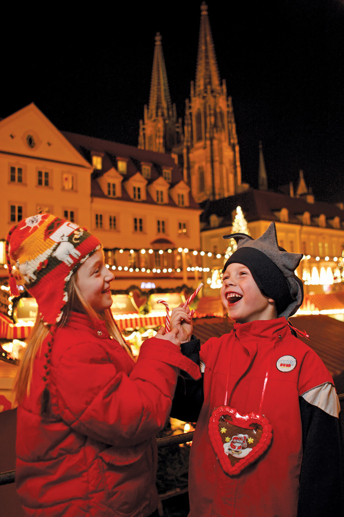 Regensburg - kids at Neupfarrplatz