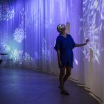 Titel: Interaktive Projektion eines Fischschwarms im Foyer des Humboldt Labors