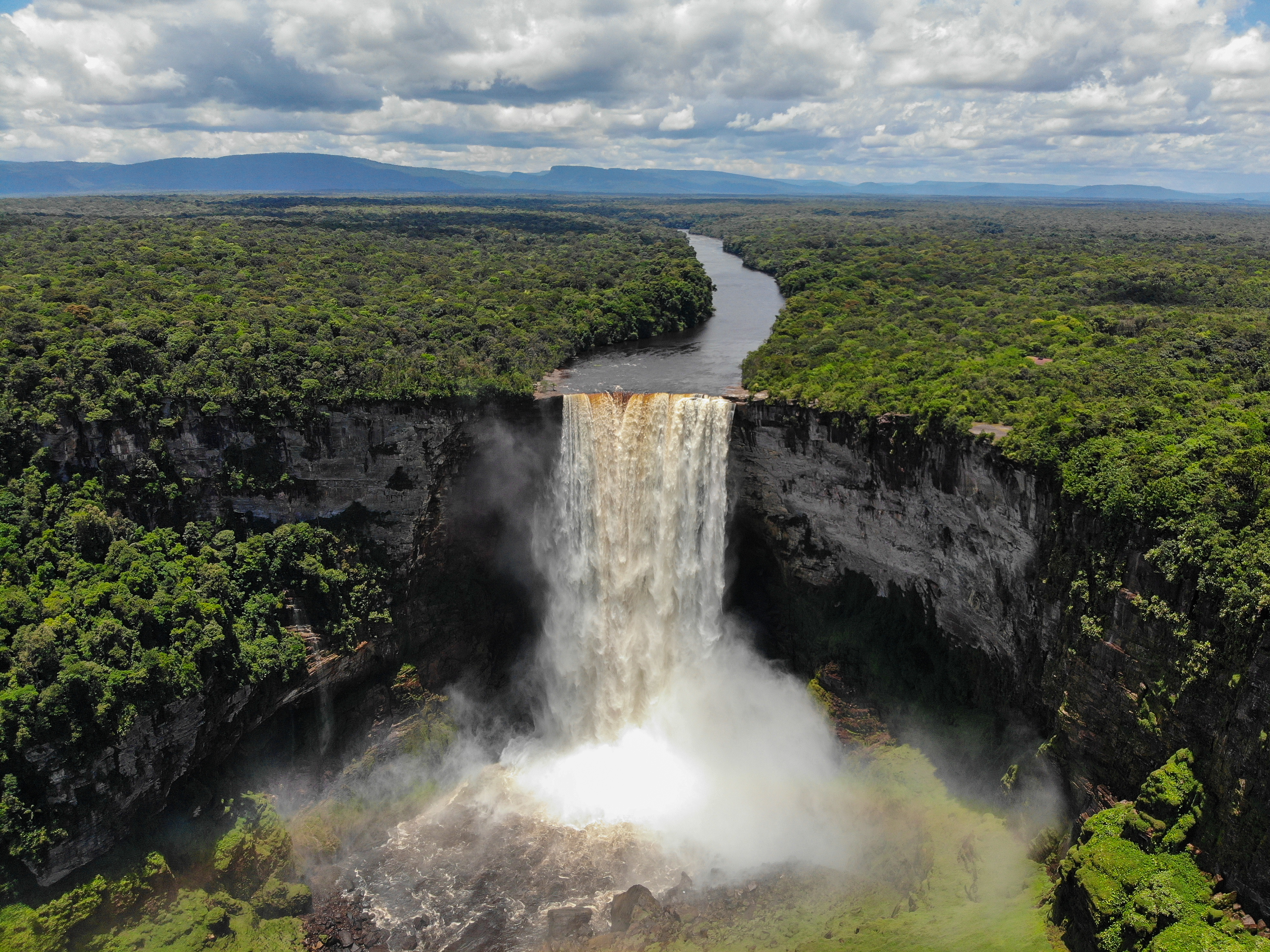 kaieteur falls - &copy; david digregorio